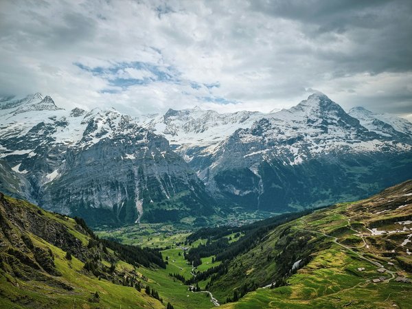 Quels sont les meilleurs itinéraires pour une randonnée dans les montagnes de l'Oberland bernois, Suisse : équipements et conseils ?